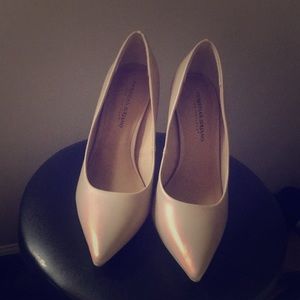 Beige point pumps